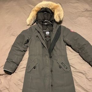 Selling authentic youth Canada goose parka  size (14-16)